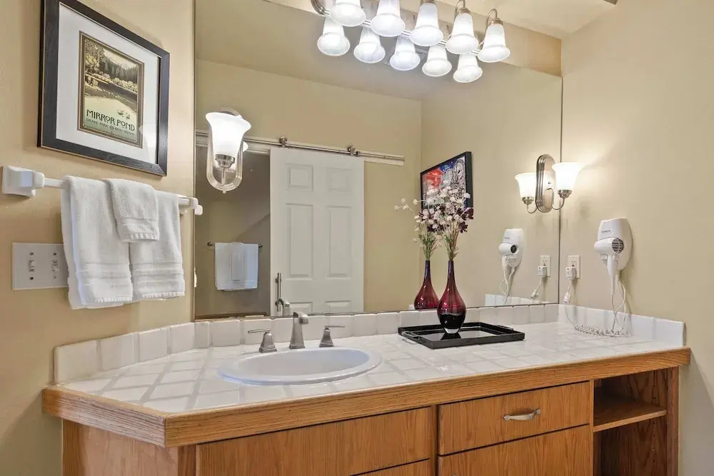 Riverview Retreat Picturesque 2 BDR in Resort!