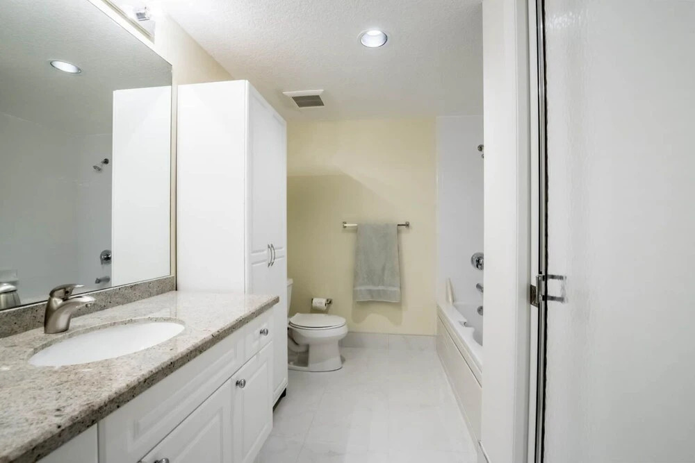 Le Golden Bay 1108 by Go Florida Condo, Sunny Isles