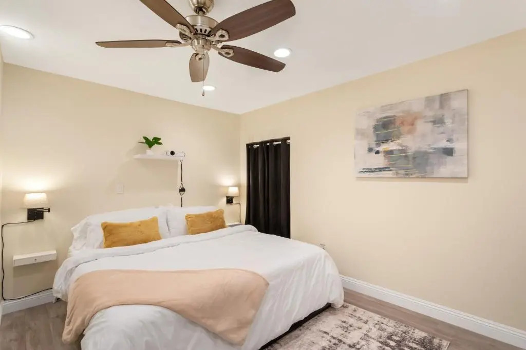 Luxury King Bed Projector Room near Beach & Disneyland