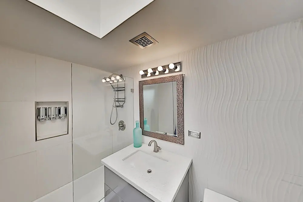 Sleek Alexander W/ Heated Pool, Near Downtown 3 Bedroom Home