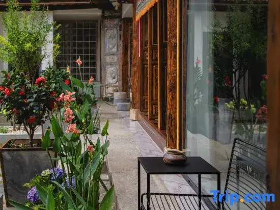 Manyun Ting Bai Ethnic Centennial Courtyard Designer Meisu