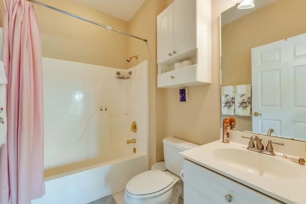 Charming Condo w/ Balcony, 1 Mi to UNC Charlotte!