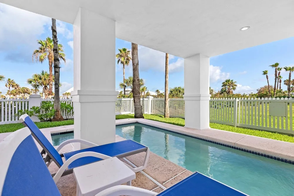 Kar - Private House Just Steps From Beach Access 4 Bedroom Home by RedAwning