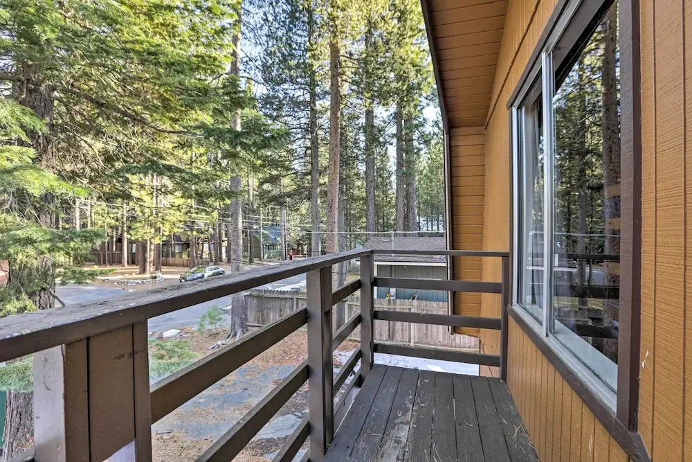 4-season Tahoe Hideaway: 1 Block to Biking!