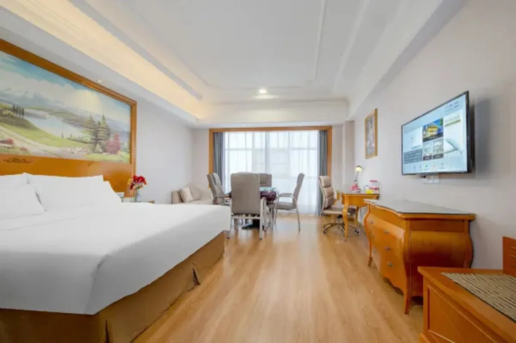 Vienna International Hotel (Xinyang Municipal Government Railway Station)