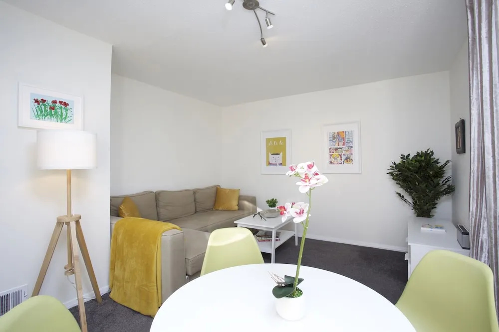 Sleek 2BD House with Garden Heart of Guildford