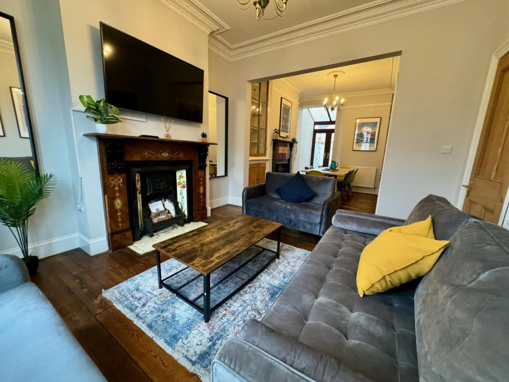 Large CityCentre Townhouse & Hot Tub, Pool Table and Offroad Parking