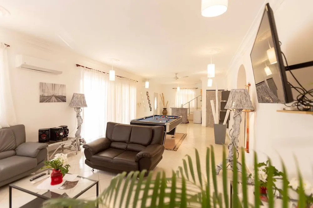 Private 6 Bedroom Villa Great for Parties