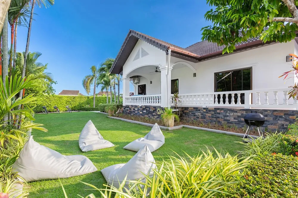 Happy Family Villa 2 -Phuket Private Pool Villa 5 bedrooms with large kitchen and garden