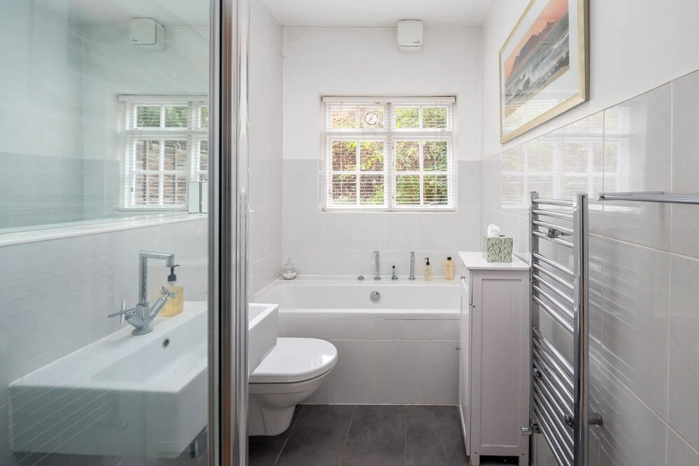 JOIVY Homely 2 Bed Riverside Flat with Patio in Hammersmith