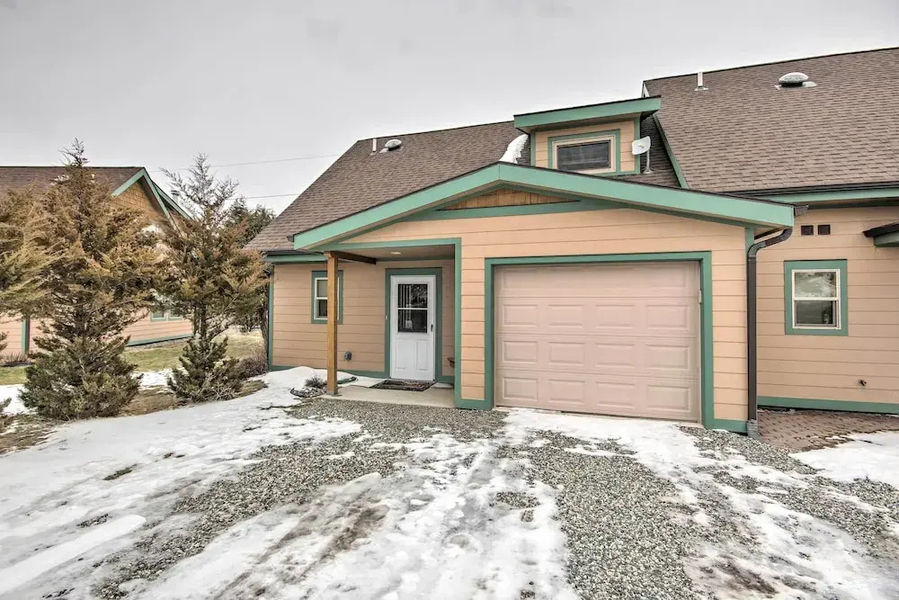 Inviting Townhome: 30 Mi to Yellowstone NP