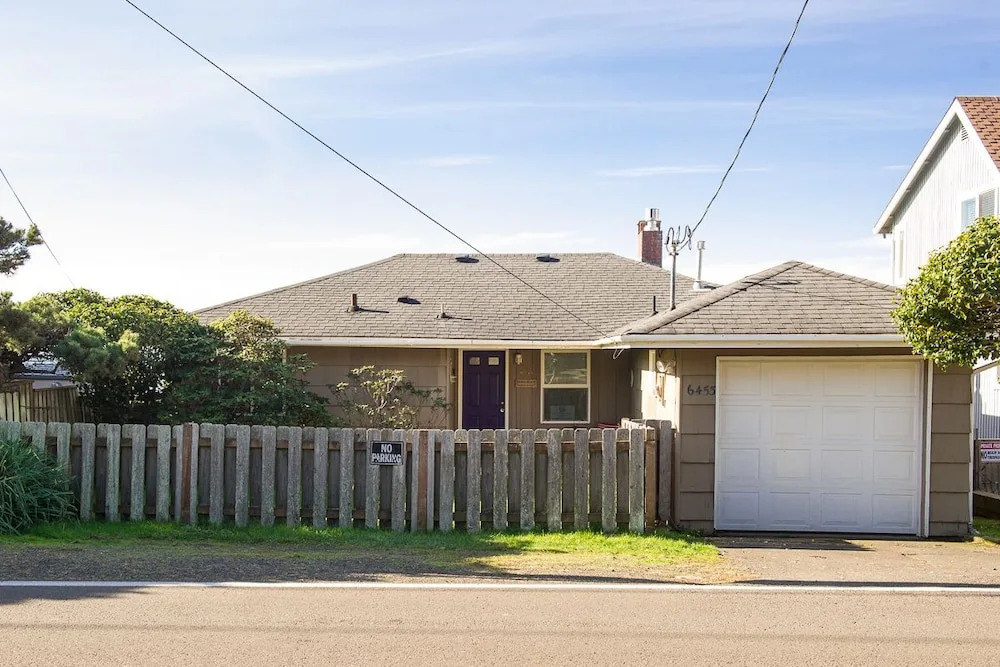 Beach Bungalow Roads End 2 Br cottage by RedAwning