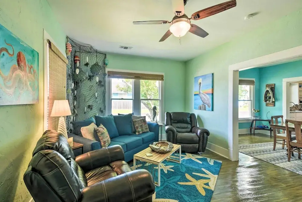 2 Mi to Beach & Seawall! Coastal Winter Escape