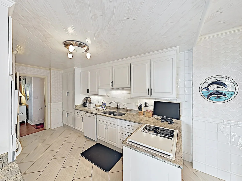 New Listing! All-suite Ocean-view W/ Pool 2 Bedroom Condo