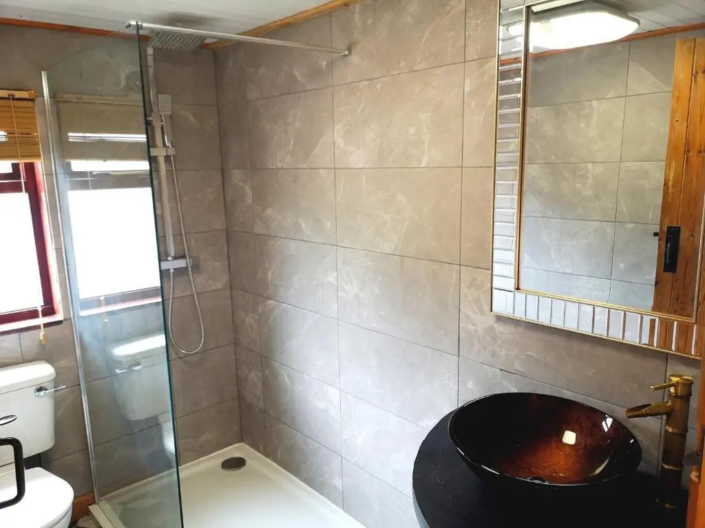 Otter 1 - Private Hot Tub - Bali Inspired Lodge - Bath - Longleat - Wiltshire