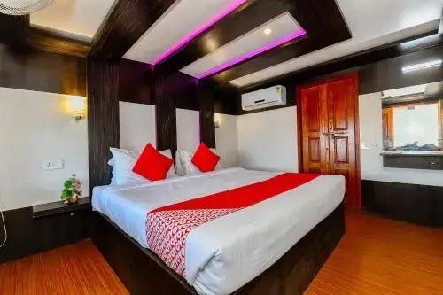 Oyo 25105 Houseboat Luxury Sharing Water Cruise