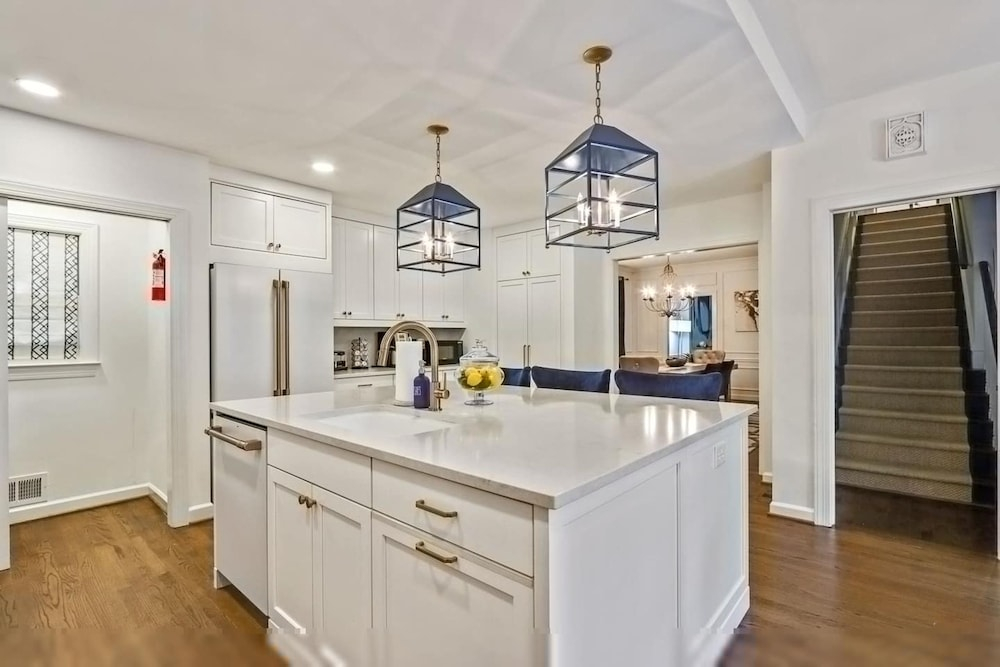 Luxe Cozy Buckhead 4BD 3 5 Private Sleeps 8