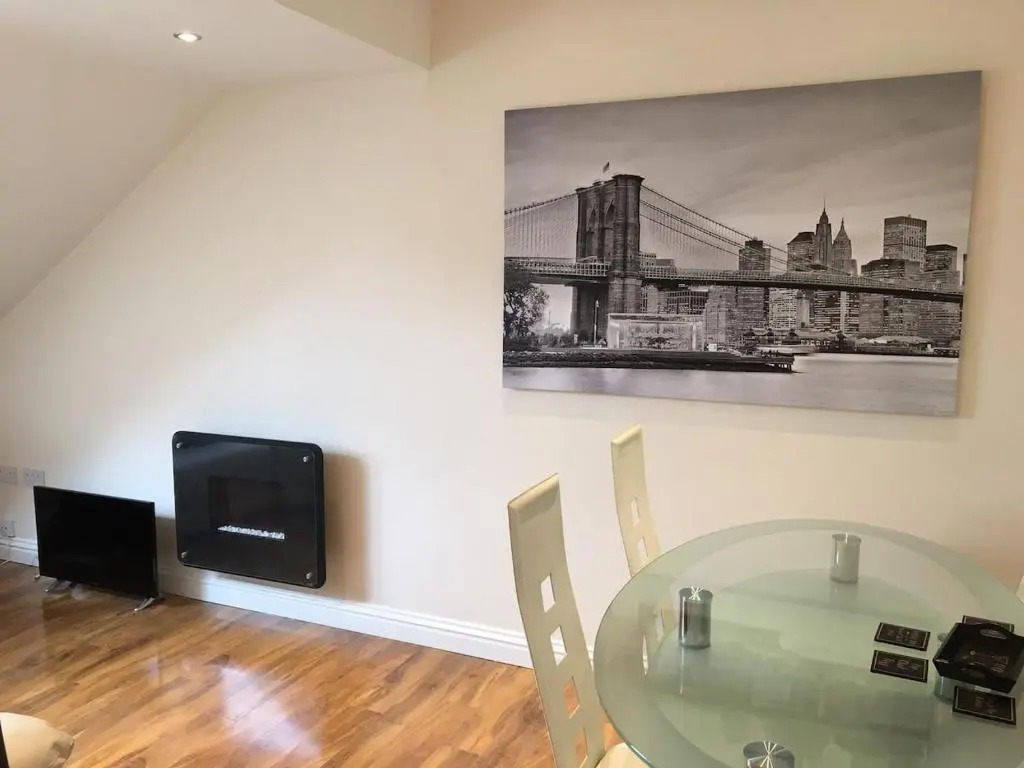 Apartment 4 - striking, 2 bedroom luxury apartment - close to town, mainline rail & theatre