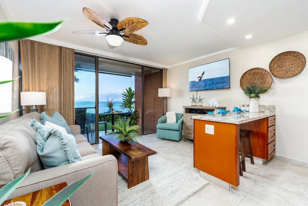Kuleana 405 Oceanfront 1Bedroom 1 Condo by RedAwning