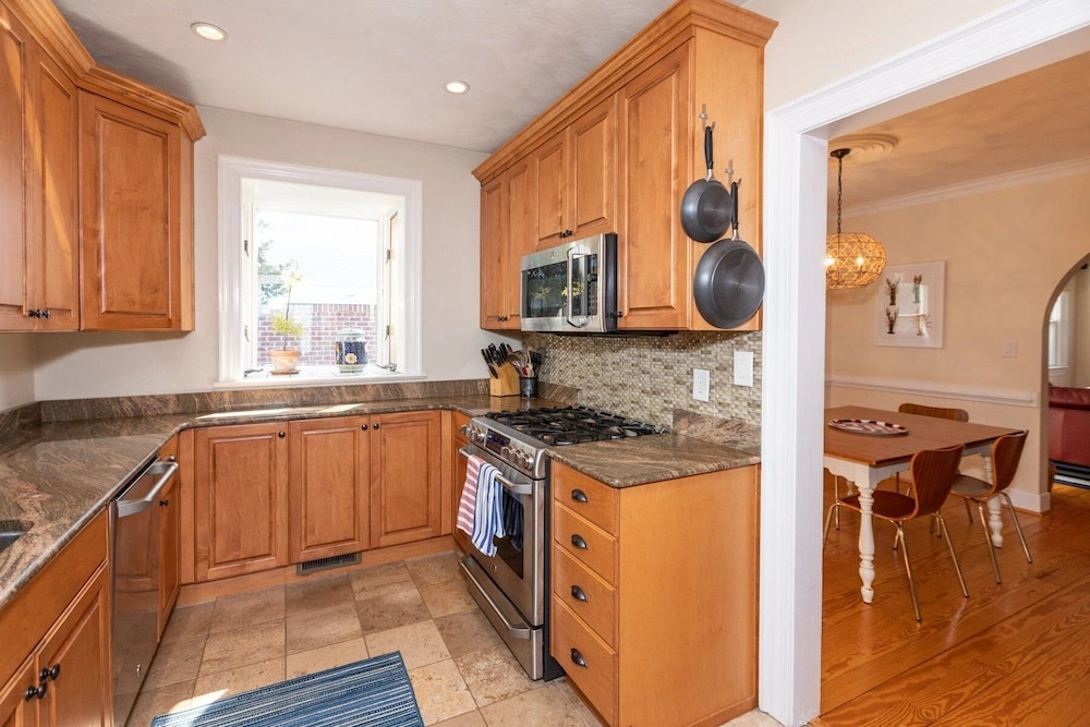 Charming 3 BR North End Beach Cottage One Block to the Beach Private Parking Private Backyard 1478
