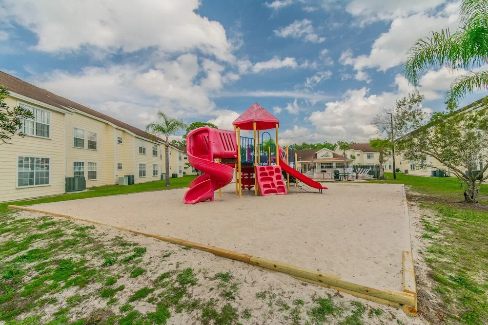 ​Near Theme Parks! Potter's Castle! Gorgeous, 3 BR's, Sleeps 8, Pool!