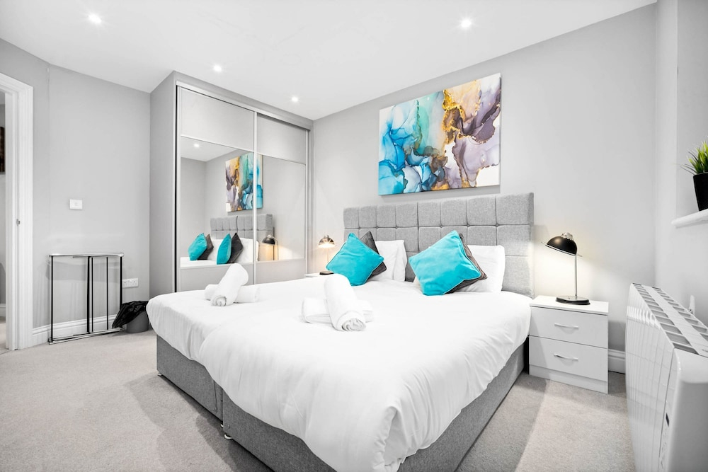 Grand 5 Bedrooms and 3 Bath Birmingham Home