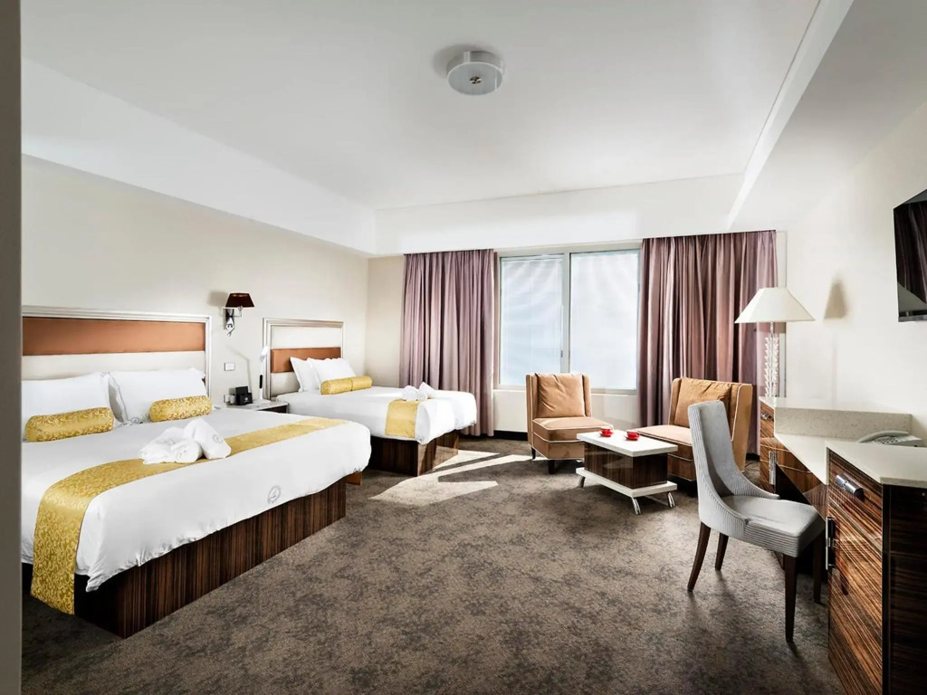 Swan River Hotel