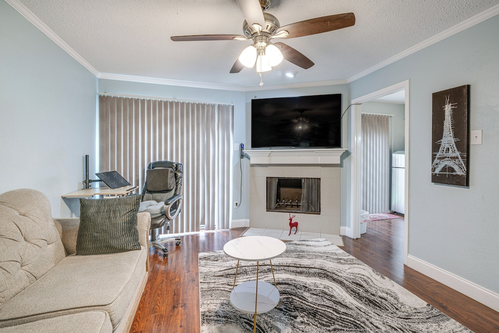 Near Expressways! Cozy Dallas Condo w/ Workspace