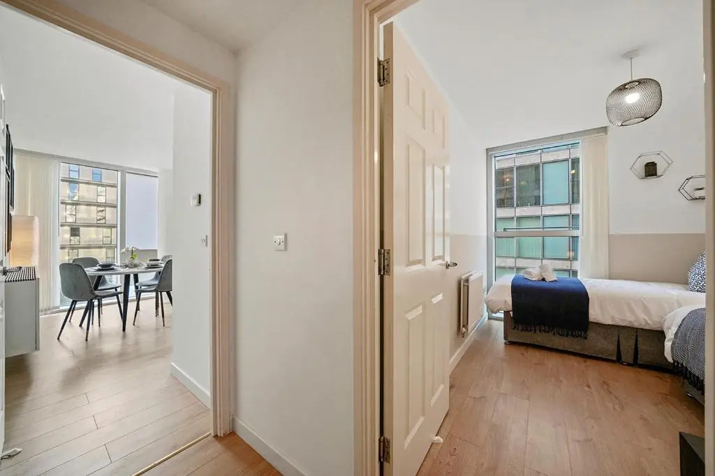 Contemporary, Modern, 2-Bed Apt, Prime Central Mk