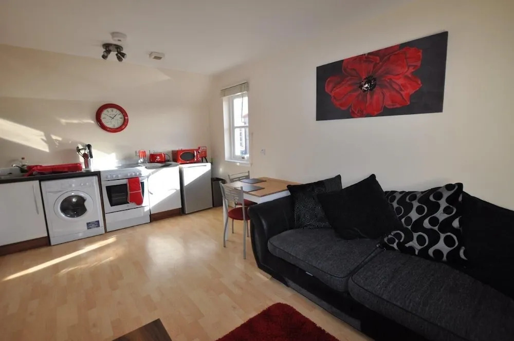 8 Varis Apartments