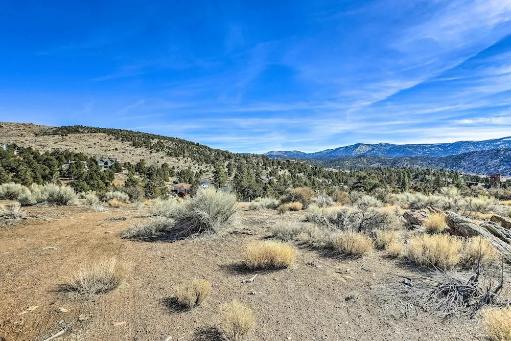 Big Bear Lake Cabin w/ Deck & Views ~ 9 Mi to Ski!