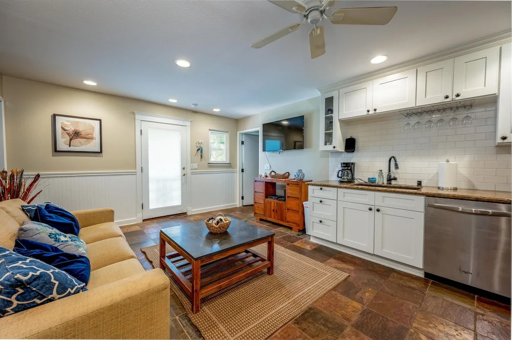 Charming Near The Beach 2 Bedroom Home