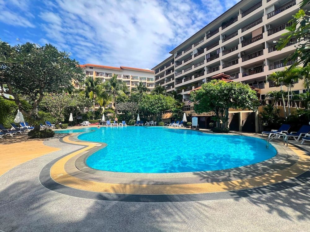 Spacious 2BR Corner Condo - Garden View Balcony - Royal Hill Resort