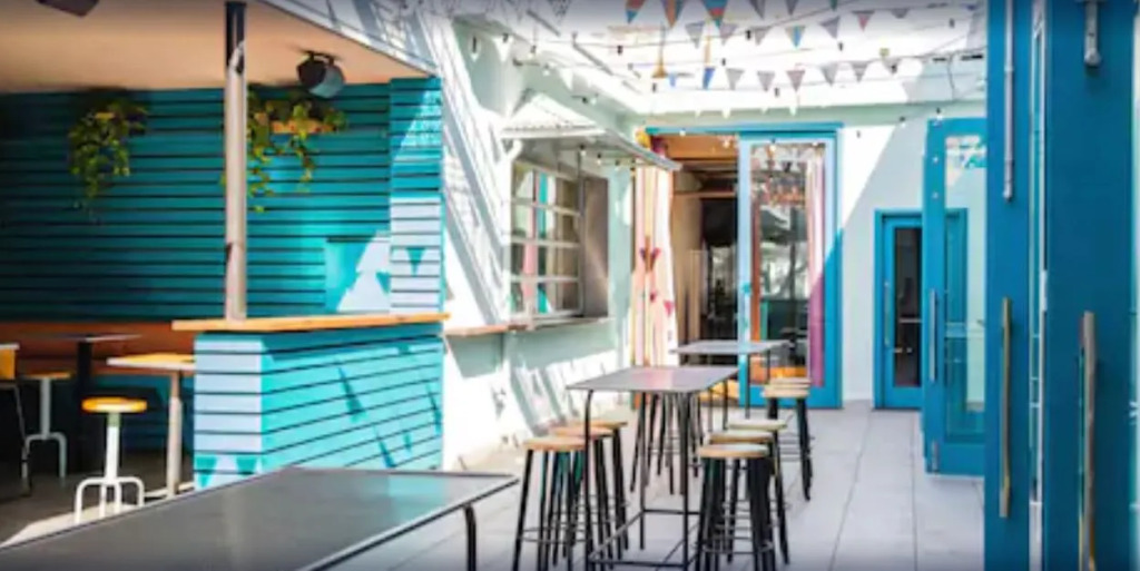 Barrys Beach Road Hotel