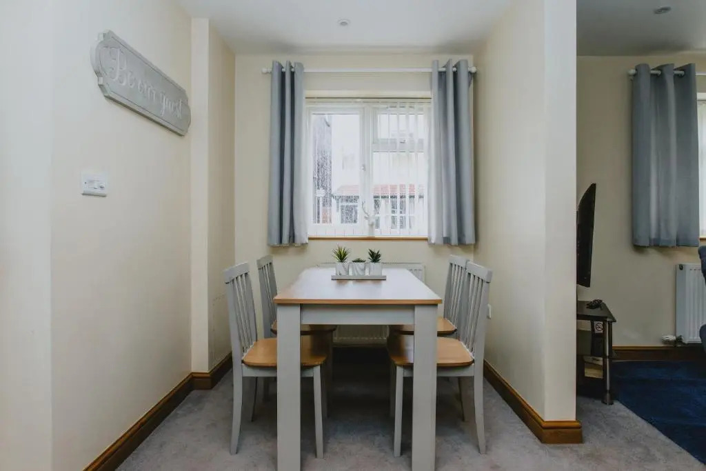 Home from Home 1 king size bed Apartment Near Hospital & Tennis