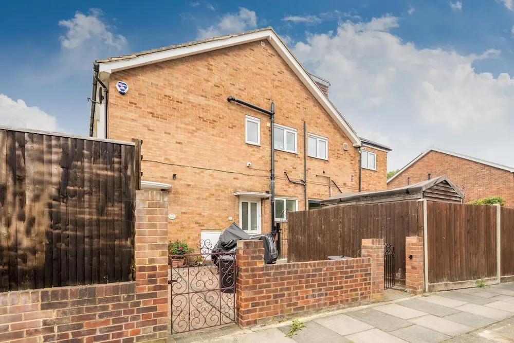 Stylish 2-bed Flat w/ Private Garden in Tooting, South London
