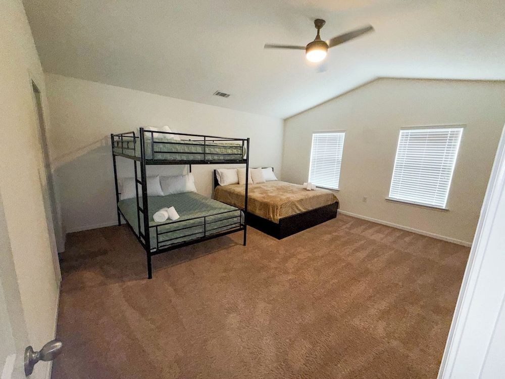 Modern 4 Bedroom Home Near Uptown