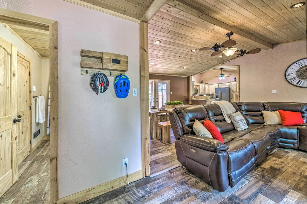 Sleepy Bear Cabin in Ruidoso: Deck & Yard Games!