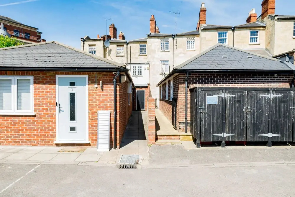 Lovely 2 Bedroom Apartment With Free Parking