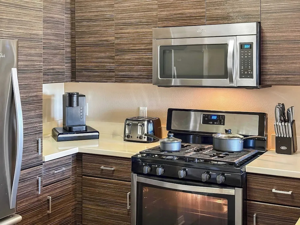 Charming 2BR Retreat Pool Gym 10min to Disneyland
