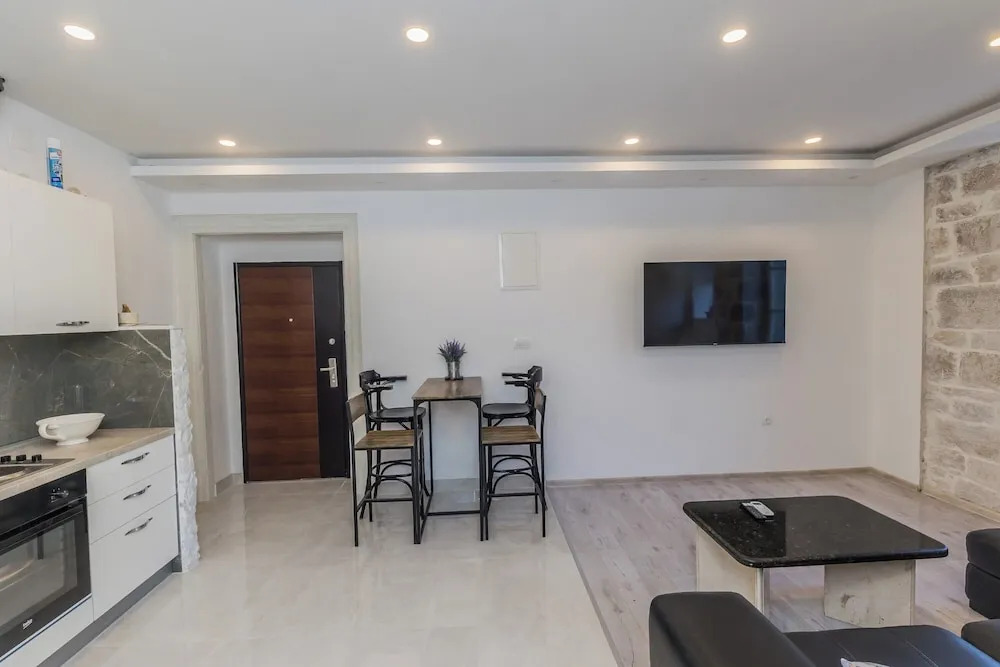Spacious seafront apartments Karlo