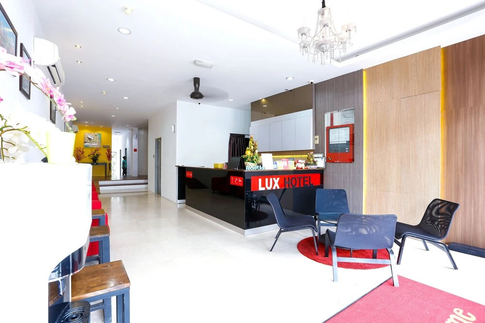OYO 772 Lux Hotel
