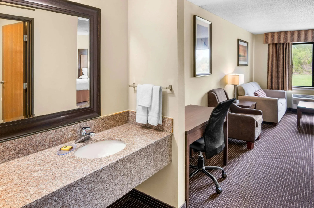 White Pine Inn & Suites