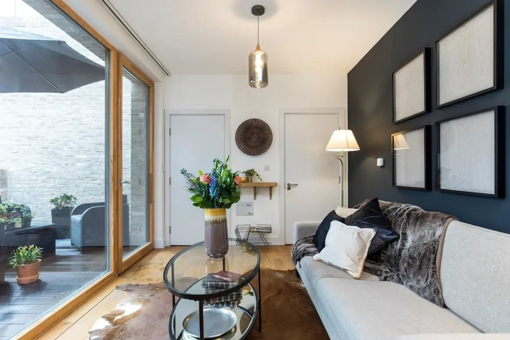 Modern & Designed 2 bed Penthouse Apt Sleeps Five