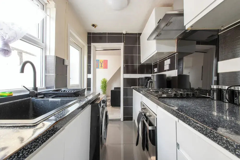 Stylish 4BR Home WiFi FreeParking