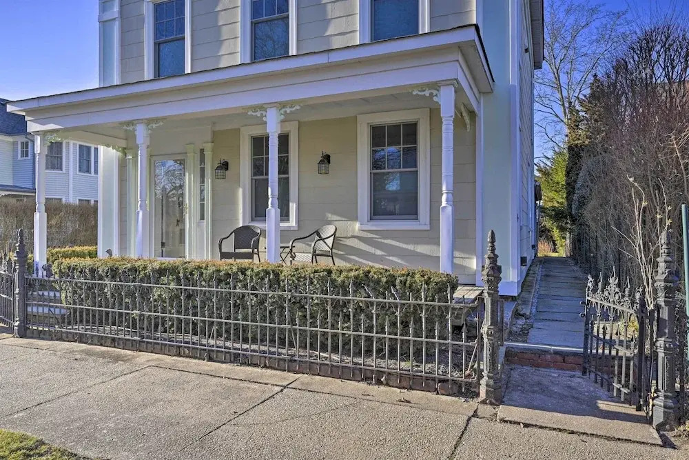 Quaint DT Greenport Apt - 2 Mi to Shelter Island!