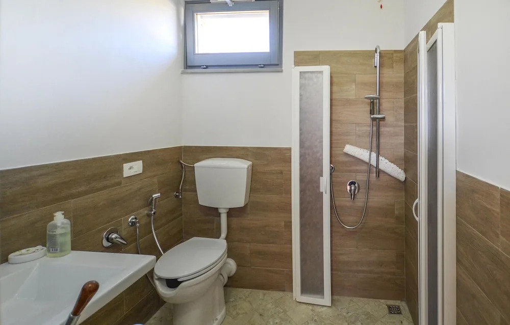 Nice Home in Capolona With 8 Bedrooms, Wifi and Private Swimming Pool