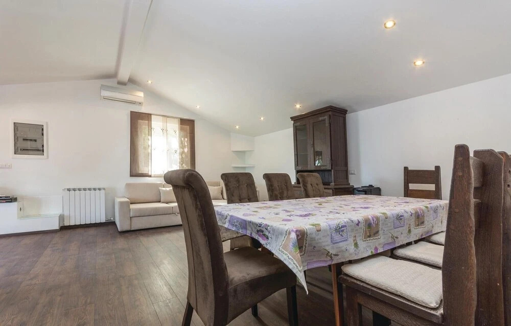 Amazing Home in Tar With Wifi and 4 Bedrooms