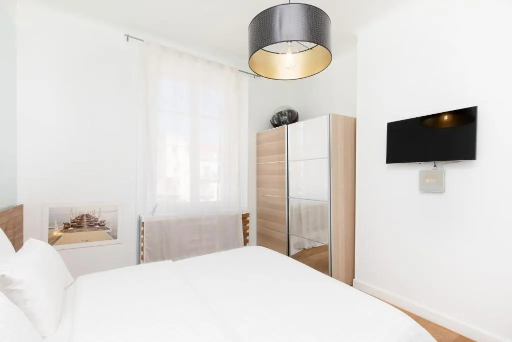 Palais Area: Modern 4 Bedrooms/ 4 Baths