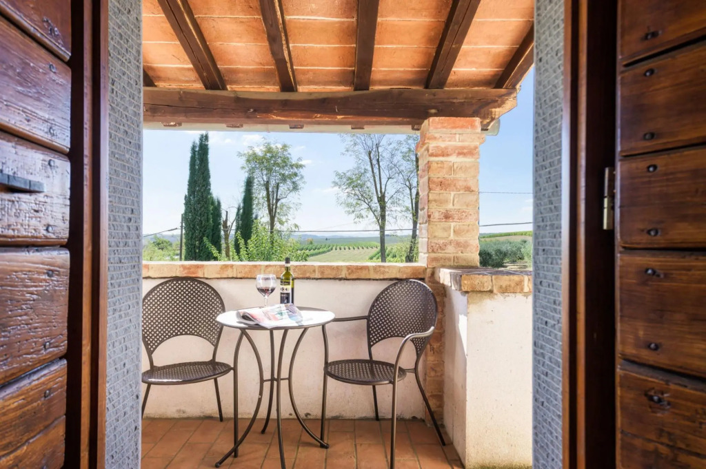 Independent Accommodation with WIFI, private pool, A/C, pets allowed, parking, close to Cortona-La Meridiana